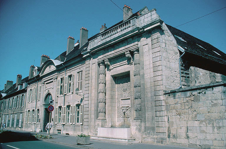 Vue avec l'alignement des hôtels donnant sur la rue.