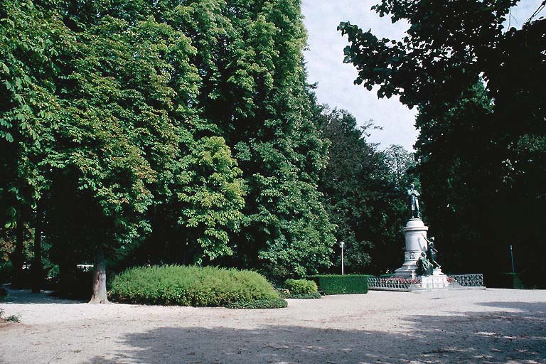 Monument à Louis Pasteur au sud-est du tapis vert.