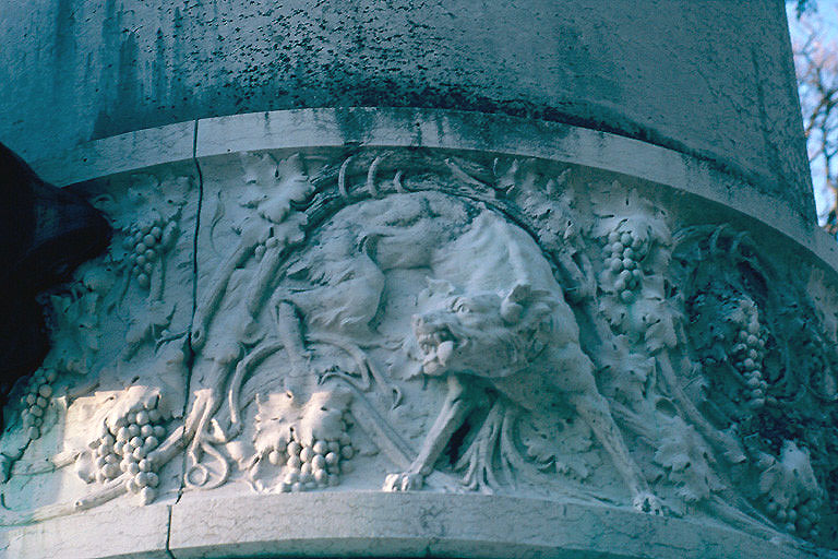 Monument à Louis Pasteur : détail du piédestal.