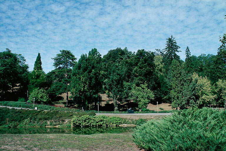 Jardin paysager du bas du cours vu depuis la rive gauche du canal.