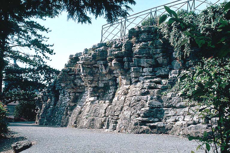 Jardin paysager du bas du cours : falaise sous le garde-corps du belvédère du cours.