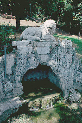 Jardin paysager du bas du cours : source et statue de lion.