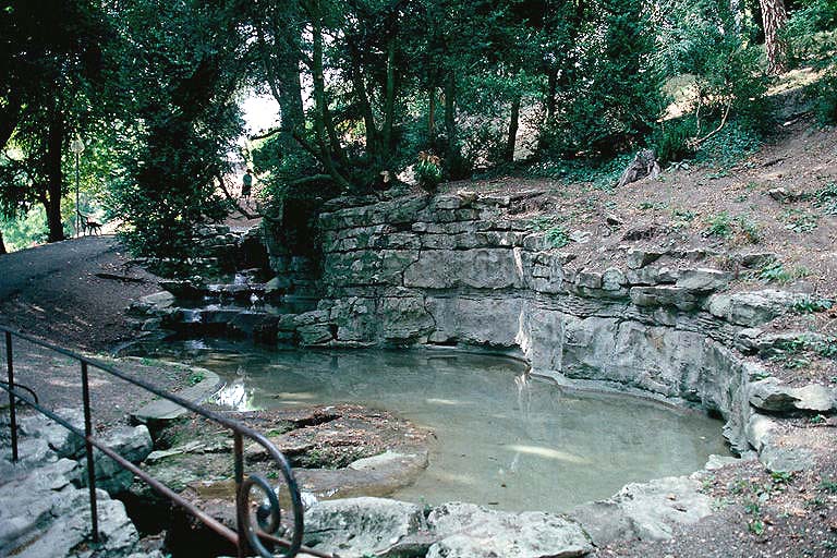 Jardin paysager du bas du cours : bassin de la rivière serpentine.