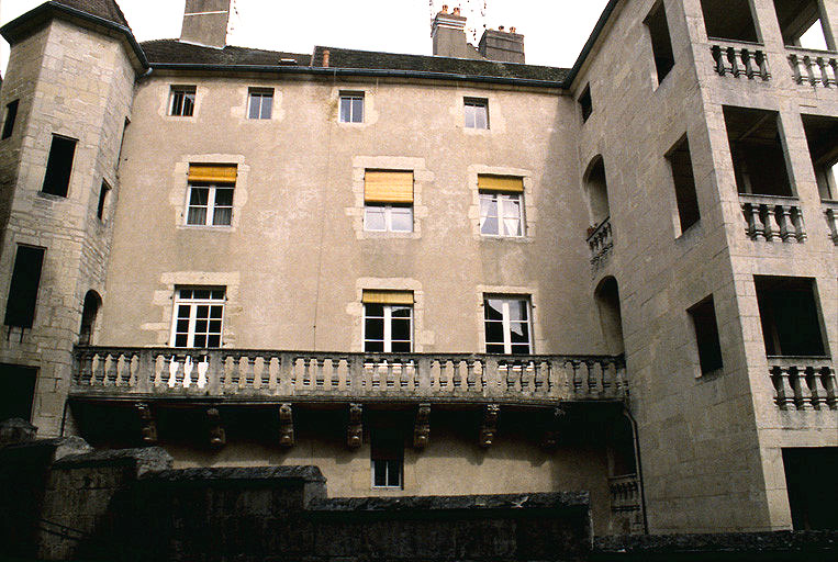 Elevations anterieures sur cour : coursière entre les deux tours d'escalier.