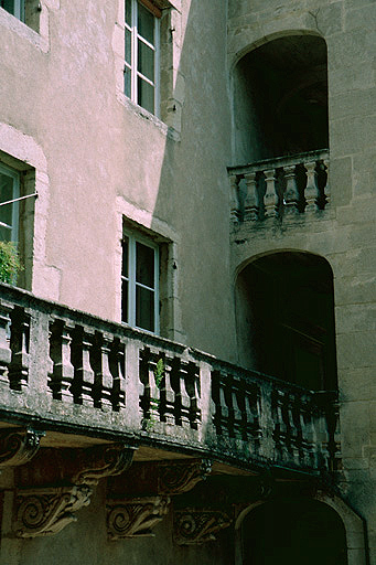 Façade anterieure sur cour : coursière du premier étage et escalier rampe sur rampe de la tour est.