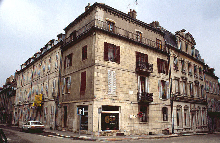 Façade sur les rues Carondelet et Marcel-Aymé.