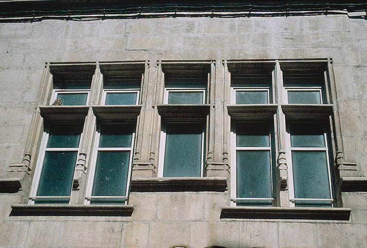 Façade antérieure sur la rue : fenêtre de l'étage.