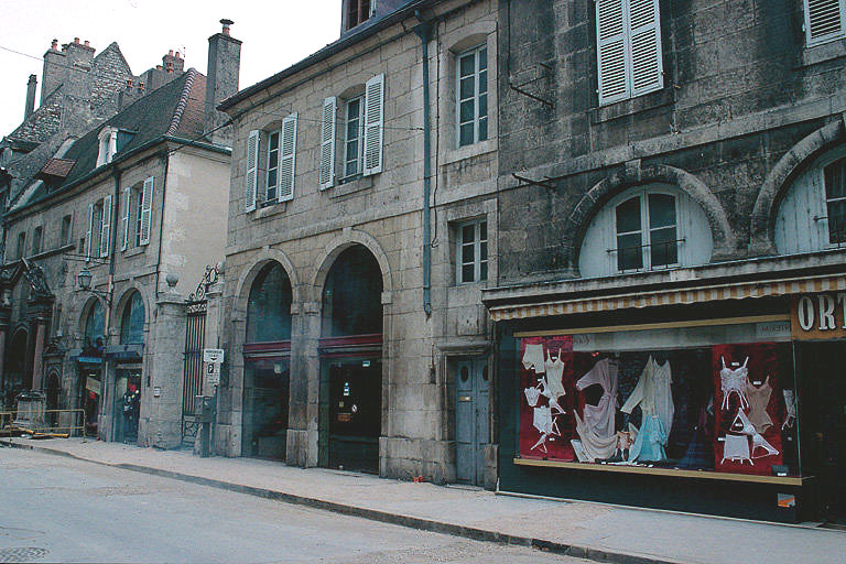 Façade sur rue avec portail entre les boutiques.