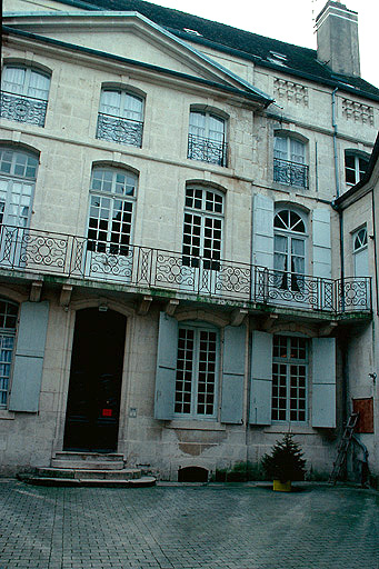 Corps de logis : façade antérieure sur cour.