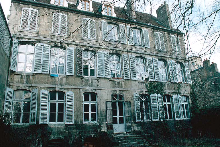 Corps de logis : façade antérieure sur jardin.