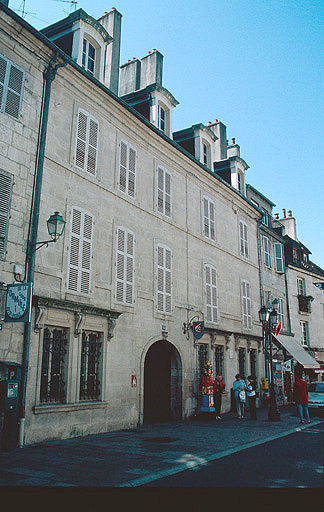 Façade antérieure sur rue.