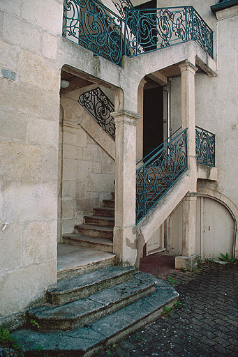 Escalier ouvert sur cour : départ.