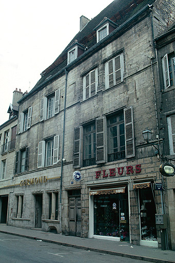 Façade antérieure sur rue.