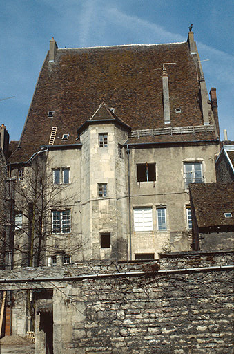 Façade postérieure sur cour.