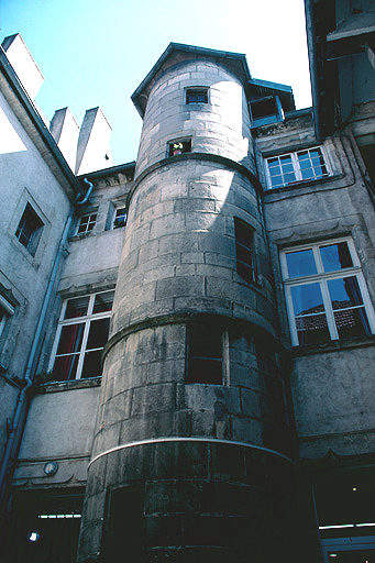 Cour : escalier en vis.