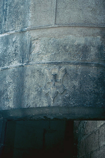 Cour : escalier en vis : linteau de la porte d'entrée.