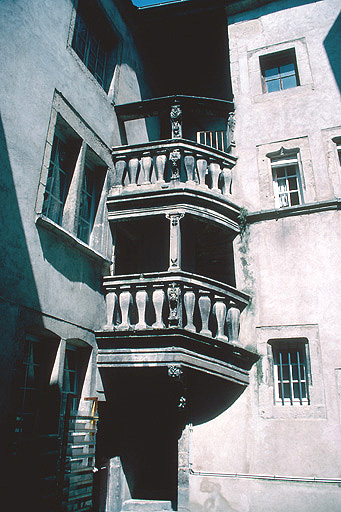 Cour : escalier dans l'angle et balustrades.