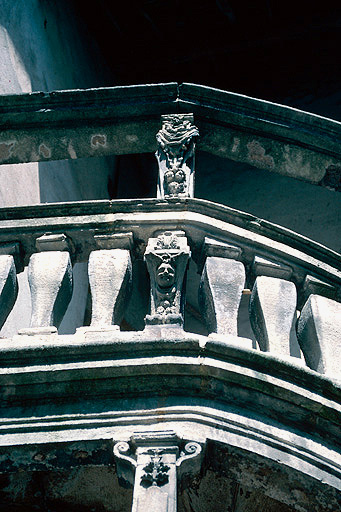 Cour : escalier dans l'angle et balustrades : détails.