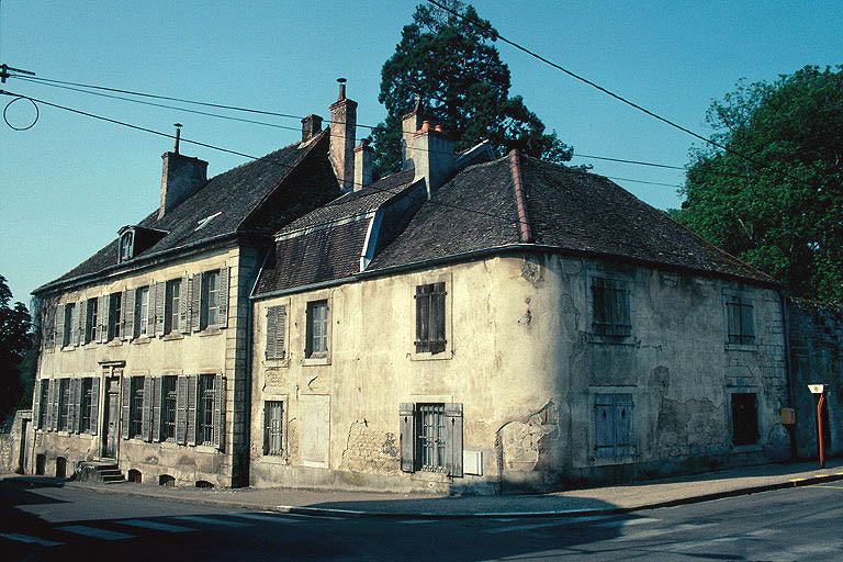 Façade antérieure est sur la rue des Commards et façade latérale nord sur la rue du général Mallet.