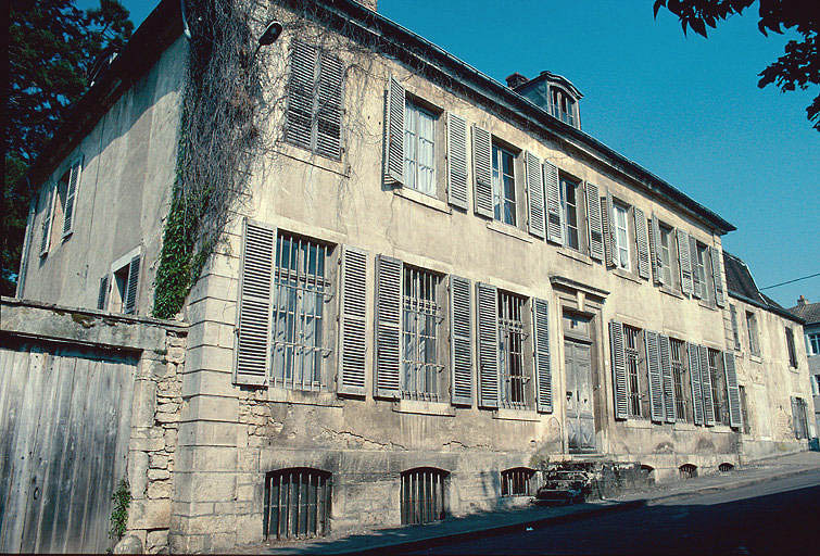 Façades antérieure est sur la rue des Commards et latérale sud sur la cour.