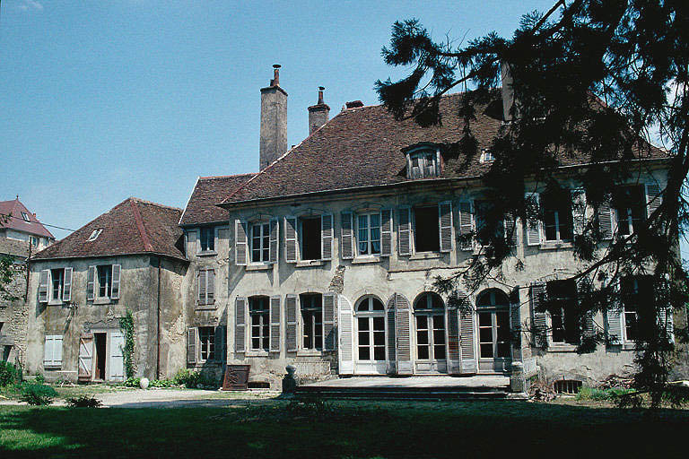 Façade postérieure sur le jardin.