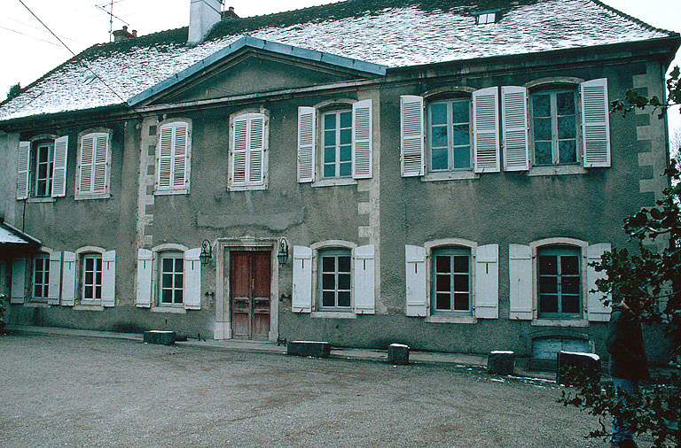 Corps de logis : façade antérieure sur cour.