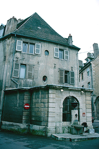 Elévations antérieures nord-est à l'angle des rues de la Monnaie et du Collège de l'Arc avec la fontaine devant.