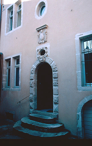 Façade antérieure nord-est à l'angle des rues : porte principale.