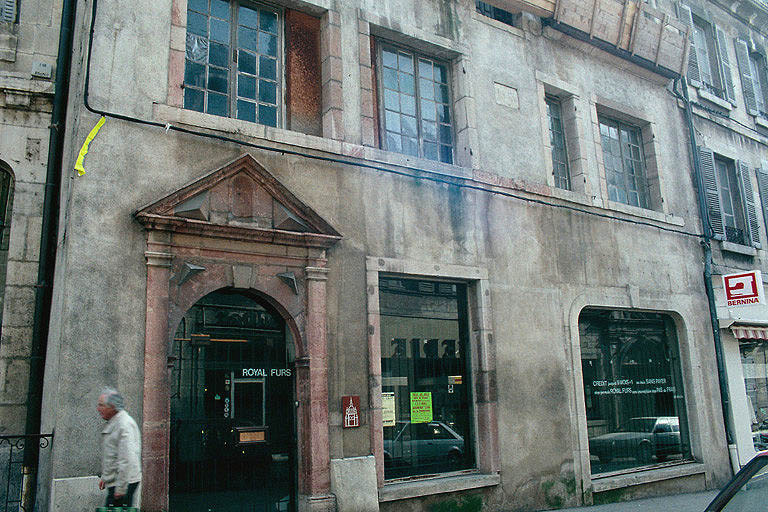 Bâtiment XVIIème siècle sur la rue : façade antérieure sur la rue.