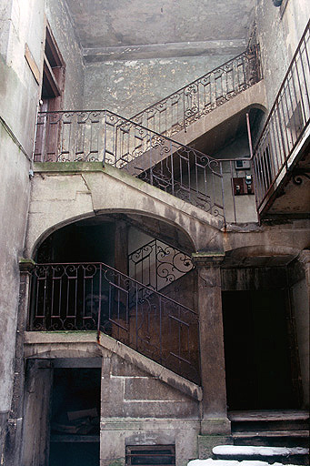 Première cour au 25 Grande-Rue : escalier ouvert.