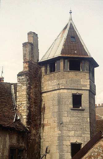 Bâtiment XVIème siècle : partie supérieure de la tour d'escalier vue depuis le marché couvert.