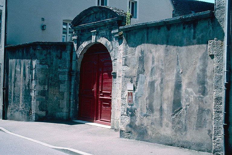 Portail sur la rue au numéro 40.