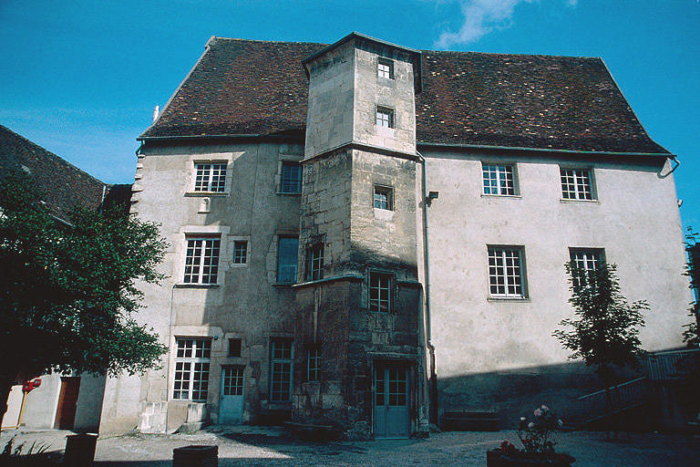 Corps de logis / façade antérieure sud sur la cour avec tour d'escalier sur le pan.