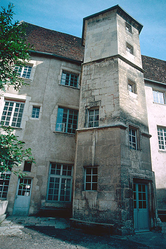 Corps de logis : façade antérieure sud : tour d'escalier sur le pan.