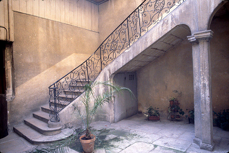 Escalier ouvert dans la cour.