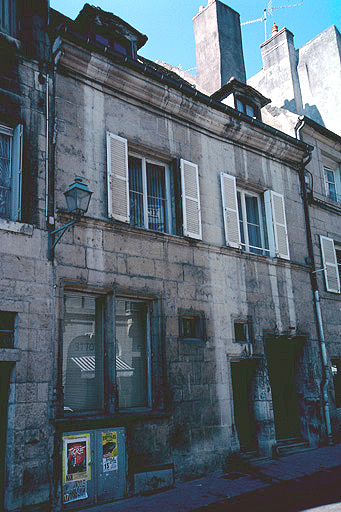 Façade antérieure sur rue.