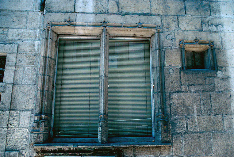 Façade antérieure sur rue : fenêtres au rez-de-chaussée.