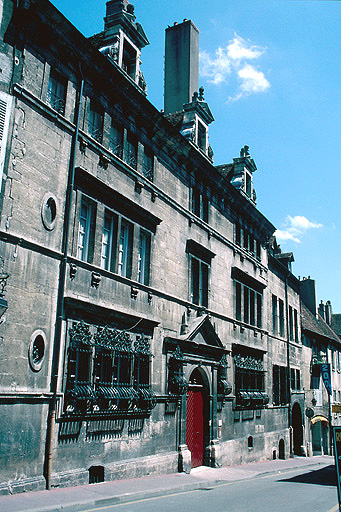 Façade antérieure sur la rue.