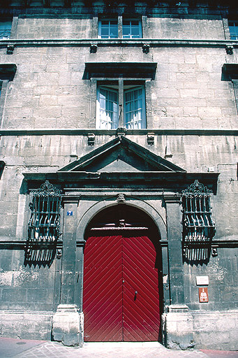 Façade antérieure sur la rue : porte.