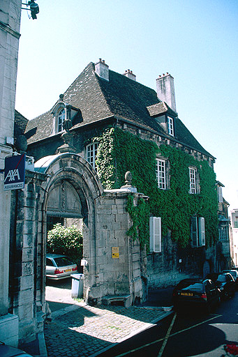 Façade et portail d'entrée sur rue.