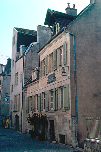 Façade antérieure sur la rue.