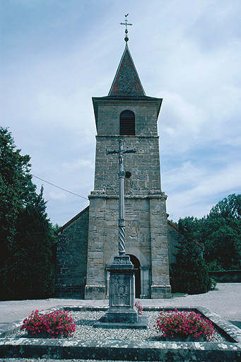 Vue d'ensemble devant l'église.