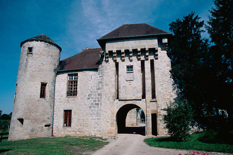 Elevation est : tour sur l'angle et tour fortifiée.