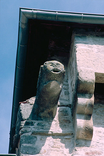 Porte fortifiée : gargouille et console de machicoulis.