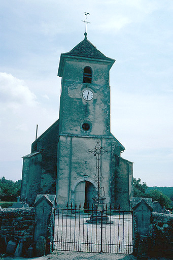 Vue d'ensemble devant l'église.