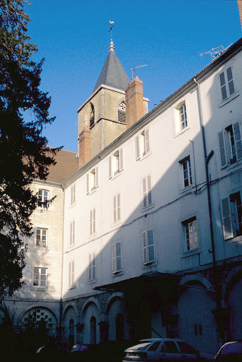 Angle nord-est de la cour des anciens bâtiments conventuels et clocher de l'église.