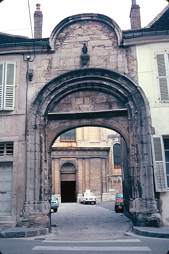 Portail de la cour ouest : élévation atérieure sur la rue des Cordeliers.