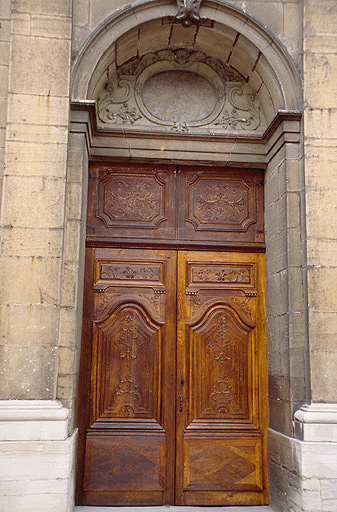 Façade antérieure sur la cour ouest : porte centrale.