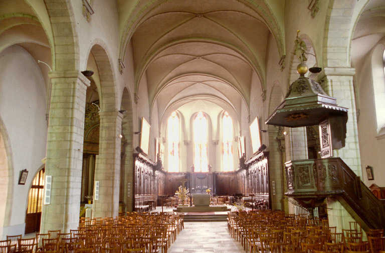 Nef et choeur vus depuis l'entrée.