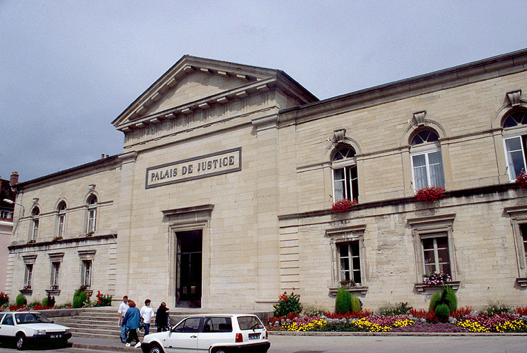 Façade antérieure sud sur la rue Pasteur.